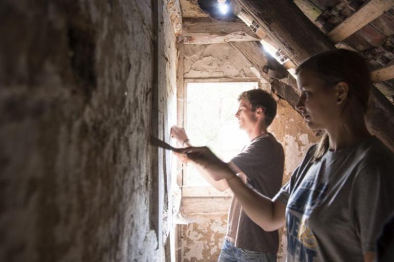 Zwei Workcamp-Teilnehmende restaurieren eine altes Fachwerkhaus. | Foto: Hendrik Silbermann (ARTWORKs)