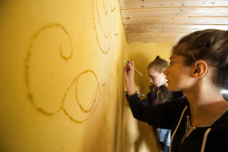 Wandgestaltung, 2 Mädchen bearbeiten eine Fläche. | Foto: Hendrik Silbermann (ARTWORKs)