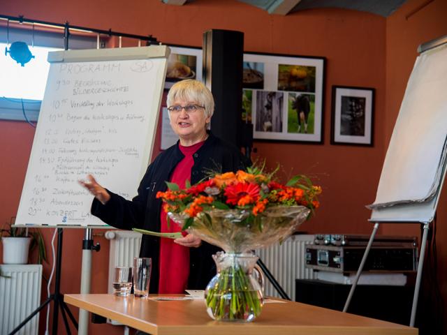 Uta Herz reflektiert über 3 Jahre Wangeliner Workcamps | Foto: Hendrik Silbermann (ARTWORks) Eröffnungsrede von Uta Herz | Foto: Hendrik Silbermann (ARTWORks)