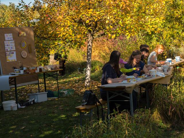 Aus Blumen, Blättern und weiteren Naturmaterialien lassen sich fabelhafte Mandalas malen | Foto: Hendrik Silbermann (ARTWORks) Malen mit Naturmaterialien | Foto: Hendrik Silbermann (ARTWORks)