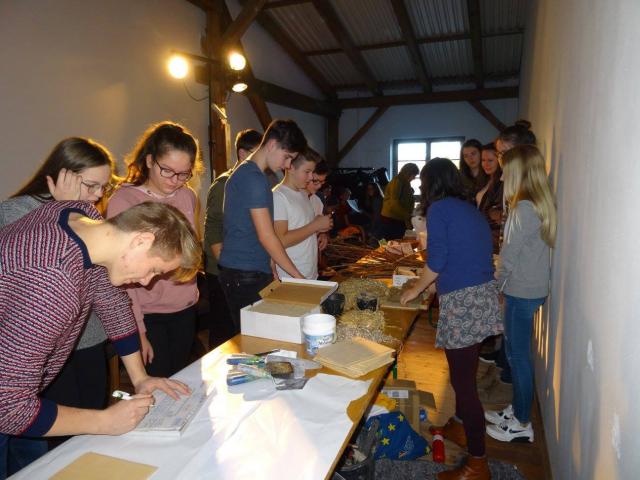 Schüler*innen beim Mitmach-Stand der Wangeliner Workcamps | Foto: Eva Greischel Schüler*innen beim Stand