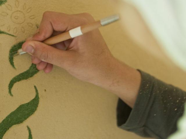 Detaillierte Darstellung verschiedener Motive an der Wand. | Foto: Hendrik Silbermann (ARTWORKs) Farbige Gestaltung einer Wand im Bauwagen. | Foto: Hendrik Silbermann (ARTWORKs)