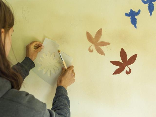 Detaillierte Darstellung verschiedener Motive an der Wand. | Foto: Hendrik Silbermann (ARTWORKs) Farbige Gestaltung einer Wand im Bauwagen. | Foto: Hendrik Silbermann (ARTWORKs)