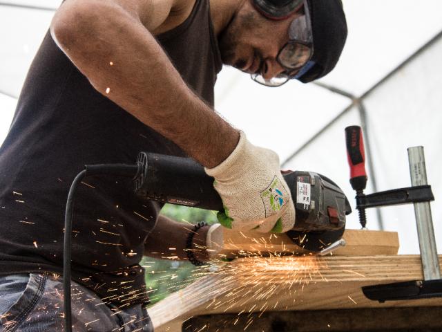 Metallgewinde mit der Flex schneiden | Foto: Hendrik Silbermann (ARTWORKs) Teilnehmer schneidet mit der Flex