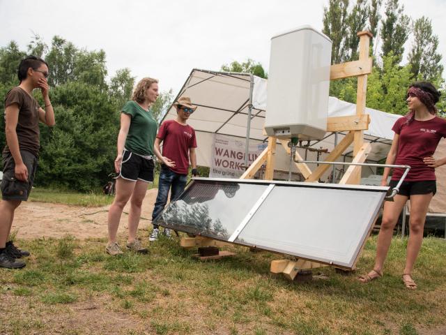 Wir präsentieren die fertige Solardusche | Foto: Hendrik Silbermann (ARTWORKs) Ergebnis Solardusche