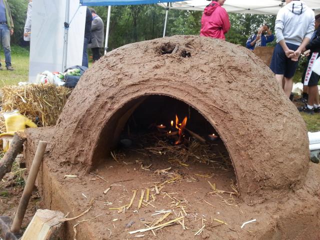 Ein Lehmbackofen entsteht. | Foto: FAL e.V. Lehmofen