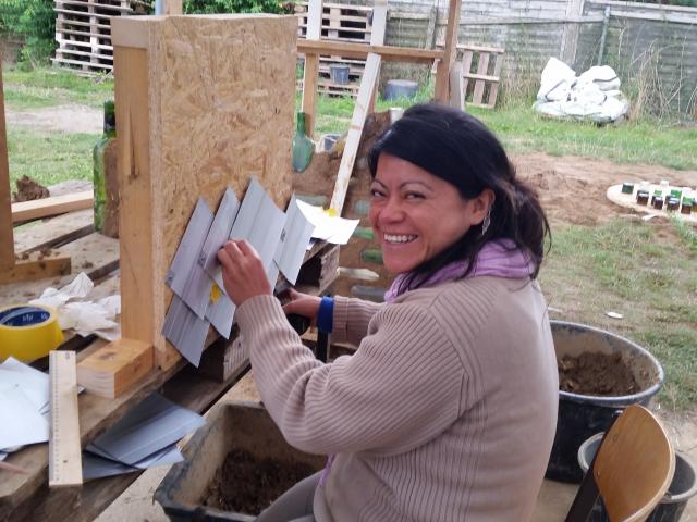 Kreative Gestaltung einer Fassade aus gebrauchtem Material. | Foto: FAL e.V. Workcamp-Teilnehmerin