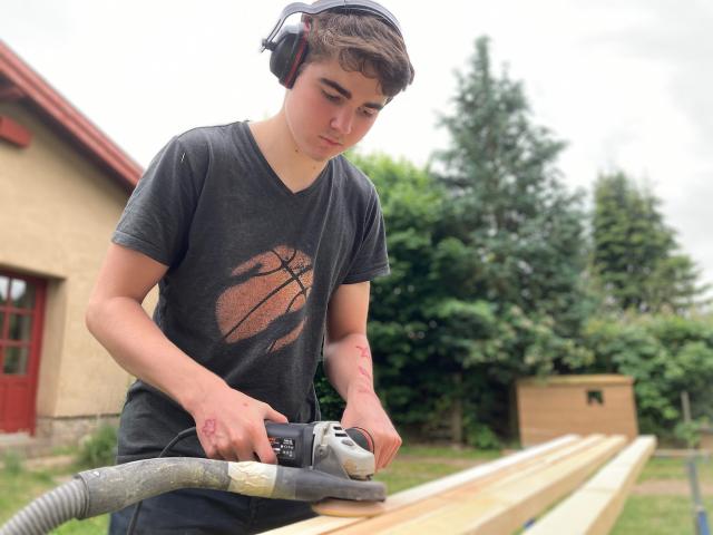 Jannes schleift die Leisten. Jannes schleift die Leisten.