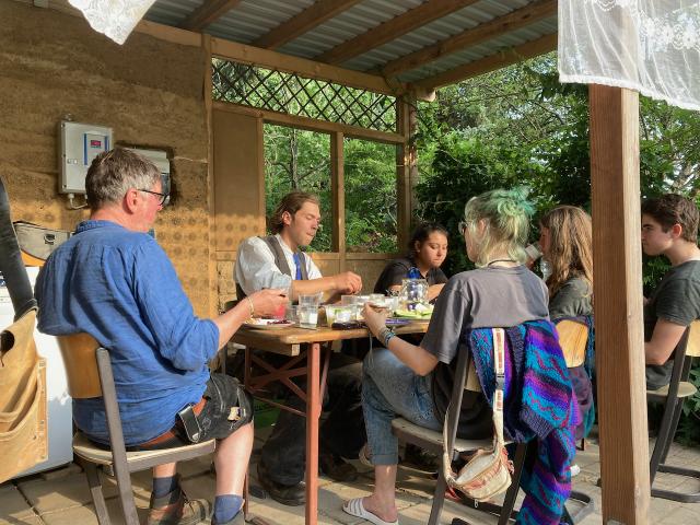 Familiäre Stimmung am Esstisch. Selbstgekocht schmeckt doch am Besten! Familiäre Stimmung am Esstisch. Selbstgekocht schmeckt doch am Besten!