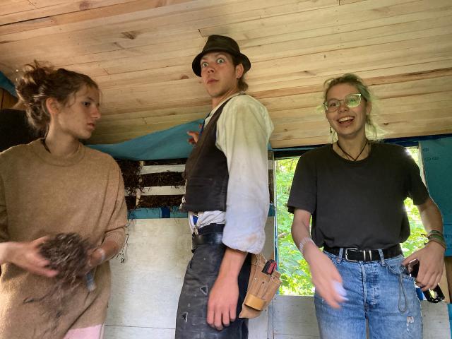 Beim Ausbau im Wagen sitzt jeder Handgriff. Meistens. Beim Ausbau im Wagen sitzt jeder Handgriff. Meistens.