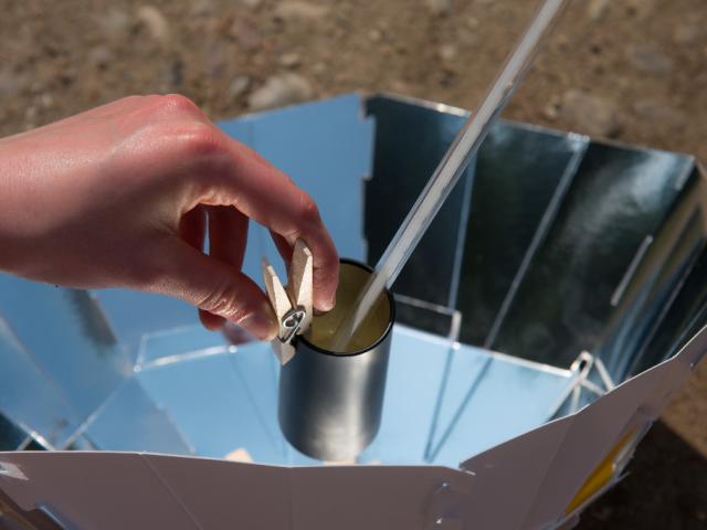 Sonneneinstrahlung im Parabolspiegel bringt das Wasser zum kochen | Foto: Hendrik Silbermann (ARTWORKs) Teilnehmerinnen erhitzen Wasser durch die Sonneneinstrahlung im Parabolspiegel