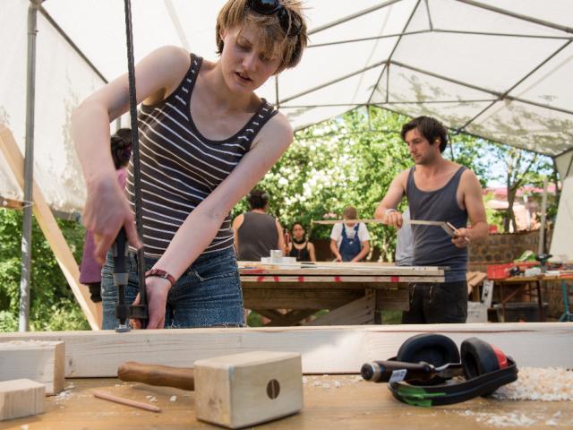 Holzarbeiten für das Gestell der Solardusche | Foto: Hendrik Silbermann (ARTWORKs) Handwerk als Zimmerin beim Bau des Gestells der Solardusche