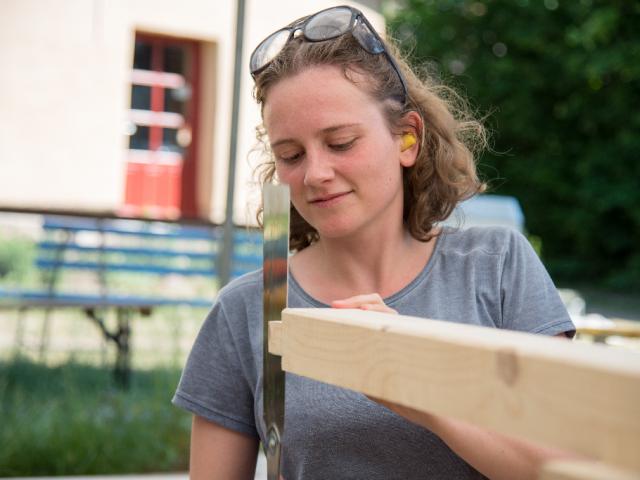 Zapfenverbindungen im Holzbau | Foto: Hendrik Silbermann (ARTWORKs) Teilnehmerin sägt Zapfenverbindungen zurecht