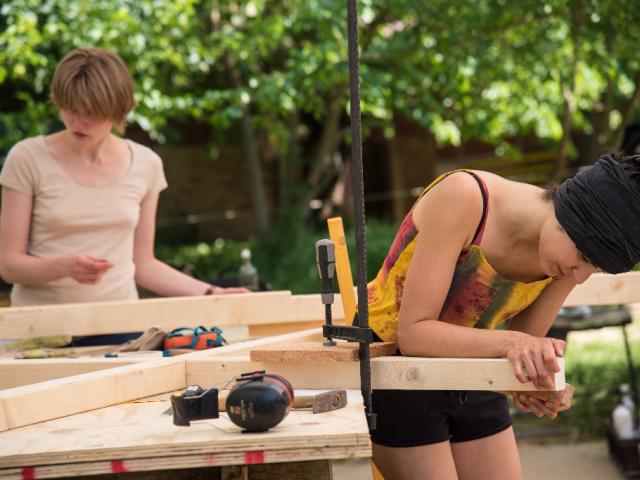 Kanten schleifen im Holzbau | Foto: Hendrik Silbermann (ARTWORKs) Kanten schleifen am Holzständer der Solardusche