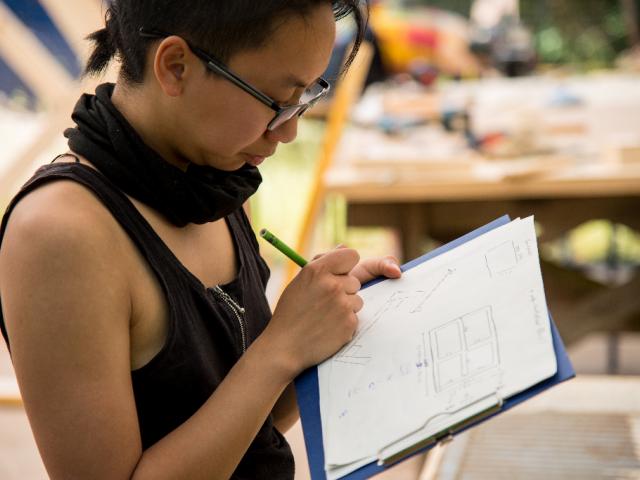 Planen und Zeichnen für den Bau der Solardusche | Foto: Hendrik Silbermann (ARTWORKs) Teilnehmerin zeichnet einen Bauplan