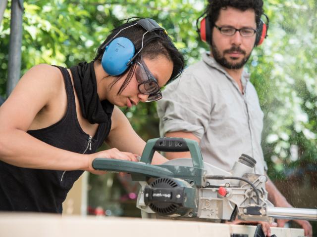 Mit der Kappsäge die Elemente des Holzgestells passgenau zuschneiden | Foto: Hendrik Silbermann (ARTWORKs) Teilnehmerin sägt ein Holz mit der Kappsäge.