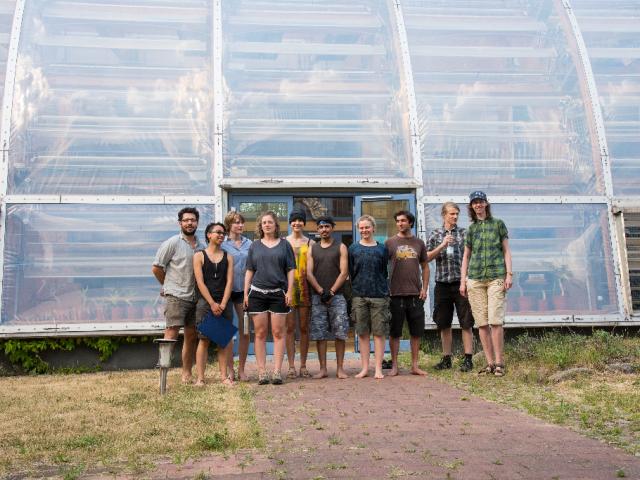 Exkursion zum innovativen Solarzentrum in Wietow | Foto: Hendrik Silbermann (ARTWORKs) Teilnehmer*innen vor dem Solarzentrum in Wietow