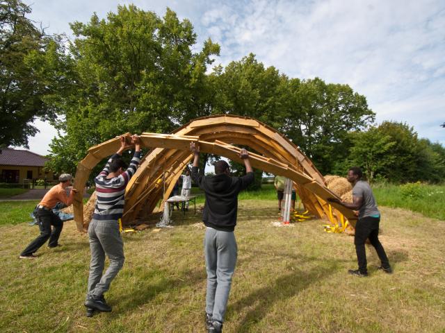 Alle Elemente der Holzkonstruktion werden aufgestellt. | Foto: Hendrik Silbermann (ARTWORKs) Alle Elemente der Holzkonstruktion werden aufgestellt. | Foto: Hendrik Silbermann (ARTWORKs)