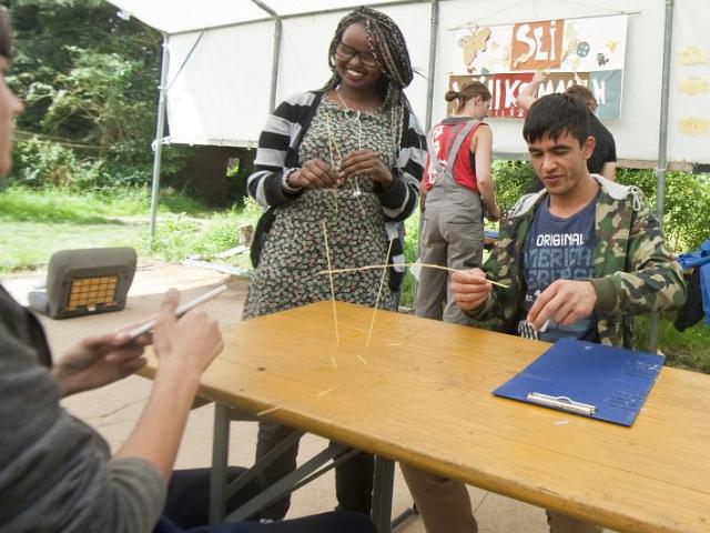 Upcyling-Experimente mit Holz | Foto: Hendrik Silbermann (ARTWORKs) Jugendliche am Tisch führen Upcyling-Experimente durch. | Foto: Hendrik Silbermann (ARTWORKs)