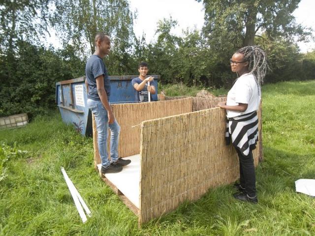 Bau einer kleinen Unterkunft aus Upcycling-Materialien. | Foto: Hendrik Silbermann (ARTWORKs) Jugendliche beim Bau einer kleinen Unterkunft aus Upcycling-Materialien. | Foto: Hendrik Silbermann (ARTWORKs)