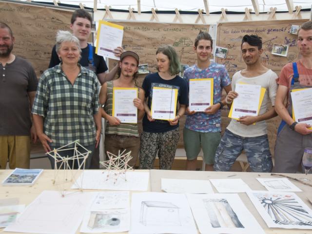 Überreichen der Abschlusszertifikate. | Foto: Hendrik Silbermann (ARTWORKs) Überreichen der Abschlusszertifikate an die Teilnehmenden. | Foto: Hendrik Silbermann (ARTWORKs)