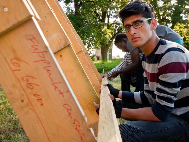 Gemeinsam wird das Holz für die Konstruktion ausgemessen. | Foto: Hendrik Silbermann (ARTWORKs) Gemeinsam wird das Holz für die Konstruktion ausgemessen. | Foto: Hendrik Silbermann (ARTWORKs)