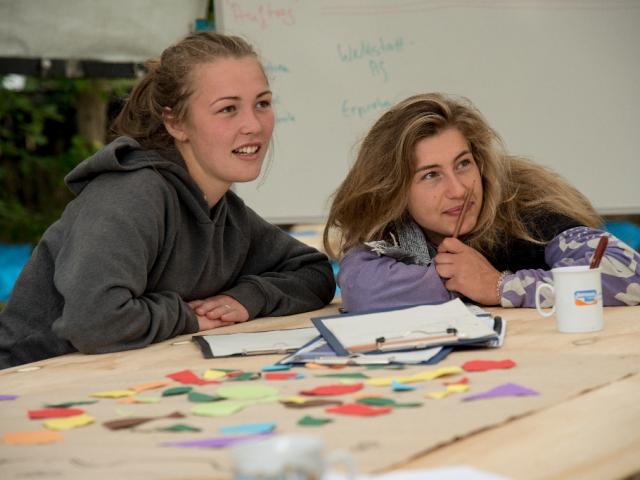 Farbige Papiere verhalfen den Teilnehmenden, sich für Muster zu entscheiden. | Foto: Hendrik Silbermann (ARTWORKs) Farbige Papiere verhalfen den Teilnehmenden, sich für Muster zu entscheiden. Zwei Teilnehmerinnen sitzen am Tisch neben dem Papier. | Foto: Hendrik Silbermann (ARTWORKs)