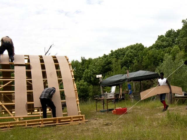 Auf den Hartfaserplatten werden später die Strohballen liegen. | Foto: Hendrik Silbermann (ARTWORKs) Auf den Hartfaserplatten werden später die Strohballen liegen. | Foto: Hendrik Silbermann (ARTWORKs)