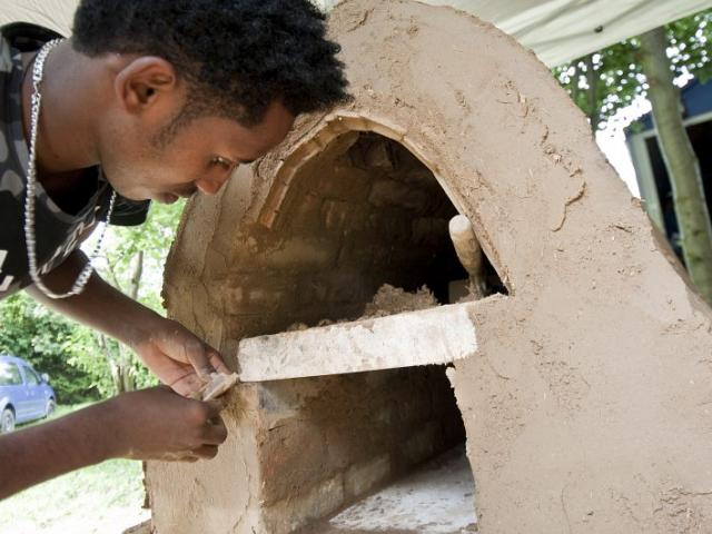 Der fast fertige Lehmbackofen. | Foto: Hendrik Silbermann (ARTWORKs) Ein Jugendlicher steht vor einem fast fertig gebautem Lehmbackofen. | Foto: Hendrik Silbermann (ARTWORKs)