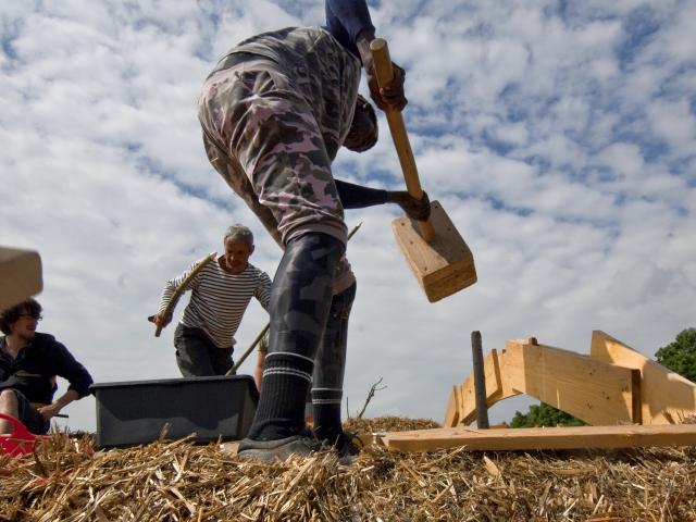 Die Ballen werden untereinander mit Weidenstöcken verpinnt. | Foto: Hendrik Silbermann (ARTWORKs) Die Ballen werden untereinander mit Weidenstöcken verpinnt. | Foto: Hendrik Silbermann (ARTWORKs)