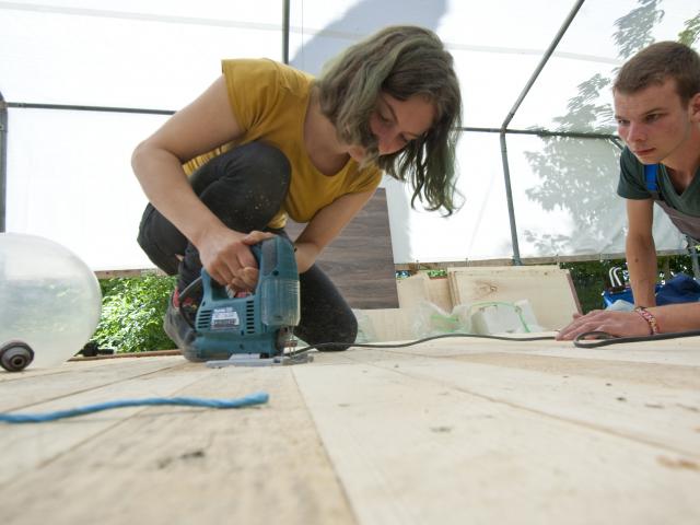 Bearbeiten von Holz. | Foto: Hendrik Silbermann (ARTWORKs) Bearbeiten von Holz. | Foto: Hendrik Silbermann (ARTWORKs)