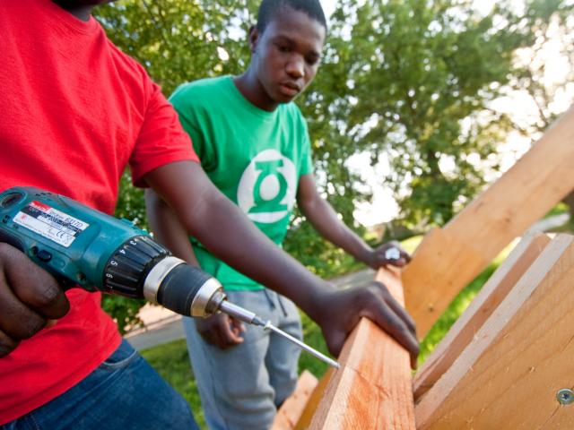 Befestigen der Schrauben mit dem Akkuschrauber an der Holzkonstruktion. | Foto: Hendrik Silbermann (ARTWORKs) Befestigen der Schrauben mit dem Akkuschrauber an der Holzkonstruktion. | Foto: Hendrik Silbermann (ARTWORKs)