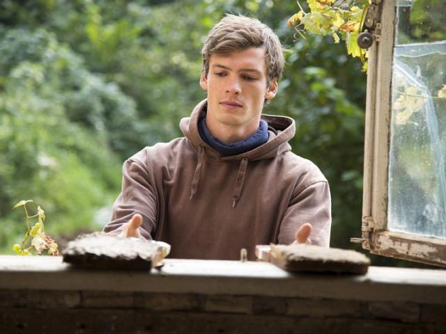 Restaurierung | Foto: Hendrik Silbermann (ARTWORKs) Ein junger Teilnehmender am Fenster. | Foto: Hendrik Silbermann (ARTWORKs)