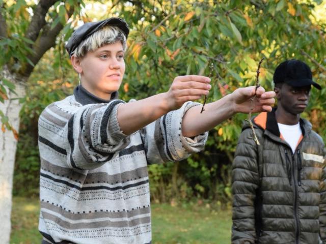 Wie unterscheidet sich ein Apfelzweig von einem Birnenzweig Mareike hält in der einen Hand einen Birnenzweig, in der anderen einen Apfelzweig. Die Zweige haben keine Blätter mehr und können aber an den Knospen unterschieden werden.