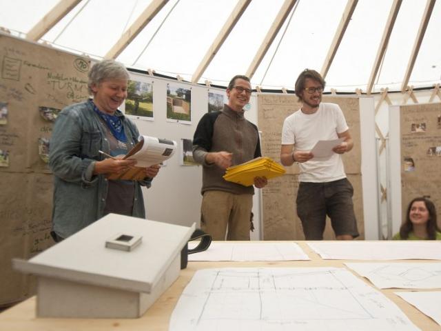 Abschlusspräsentation mit Zertifikatsübergabe. | Foto: Hendrik Silbermann (ARTWORKs) Abschlusspräsentation mit Zertifikatsübergabe in der Jurte mit den Anleitenden. | Foto: Hendrik Silbermann (ARTWORKs)
