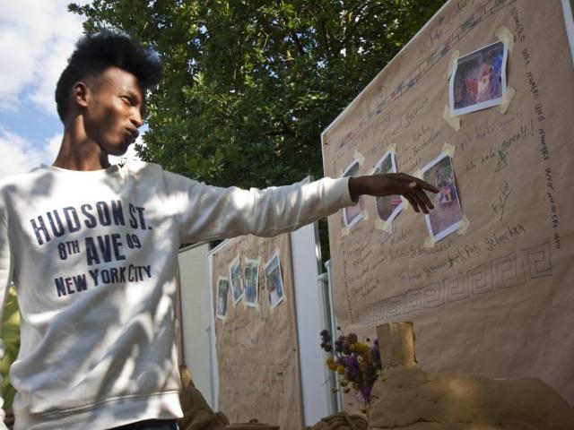 Abschlusspräsentation: Erläuterung der Arbeitsschritte beim Bau. | Foto: Hendrik Silbermann (ARTWORKs) Abschlusspräsentation: Erläuterung der Arbeitsschritte beim Bau an einer Pinnwand durch einen Jugendlichen. | Foto: Hendrik Silbermann (ARTWORKs)