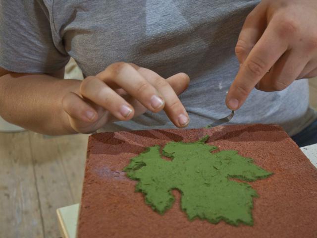 Ausprobieren verschiedener Farben und Formen. | Foto: Hendrik Silbermann (ARTWORKs) Ausprobieren verschiedener Farben und Formen. | Foto: Hendrik Silbermann (ARTWORKs)