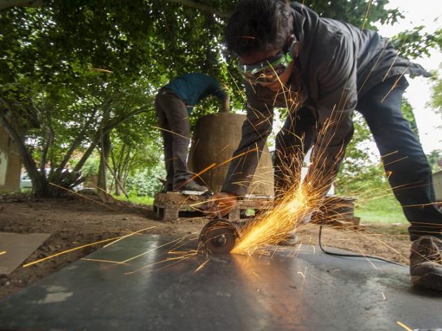Vorbereitung der Ofenplatte. | Foto: Hendrik Silbermann (ARTWORKs) Vorbereitung der Ofenplatte durch einen Jugendlichen. | Foto: Hendrik Silbermann (ARTWORKs)