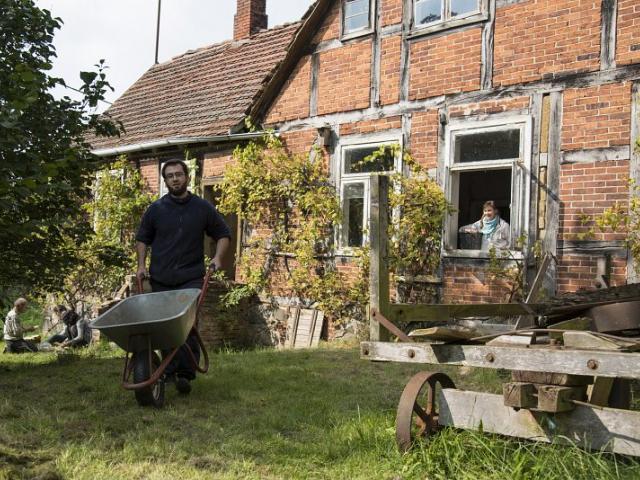 Abtransport von altem Material. | Foto: Hendrik Silbermann (ARTWORKs) Abtransport von altem Material mit der Schubkarre vor dem Haus. | Foto: Hendrik Silbermann (ARTWORKs)