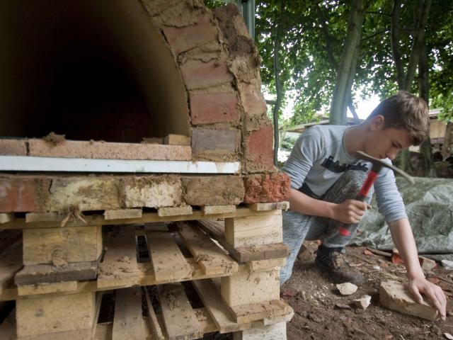 Der Backofen wird gemauert. | Foto: Hendrik Silbermann (ARTWORKs) Der Backofen wird gemauert. | Foto: Hendrik Silbermann (ARTWORKs)