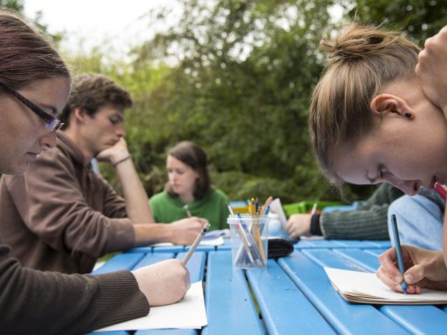 Seminar Zukunftswerkstatt | Foto: Hendrik Silbermann (ARTWORKs) Teilnehmende führen an einem Tisch die Zukunftswerkstatt durch. | Foto: Hendrik Silbermann (ARTWORKs)