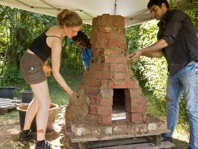 Jugendliche vollenden ihren fast fertigen Lehmbackofen. | Foto: Hendrik Silbermann (ARTWORKs) Jugendliche vollenden ihren fast fertigen Lehmbackofen. | Foto: Hendrik Silbermann (ARTWORKs)