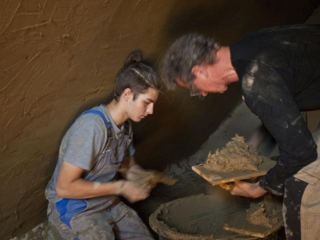 Auftragen der Lehmmischung an die Dachschräge. | Foto: Hendrik Silbermann (ARTWORKs) Die Lehmmischung wird an die Dachschräge aufgetragen. | Foto: Hendrik Silbermann (ARTWORKs)