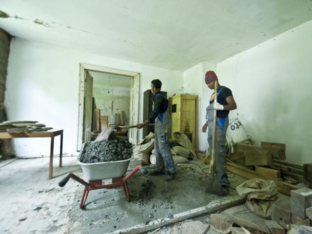 Materialnachschlag wird ins Haus gebracht.| Foto: Hendrik Silbermann (ARTWORKs) Materialnachschlag wird ins Haus gebracht, hier eine Schubkarre mit Lehm.| Foto: Hendrik Silbermann (ARTWORKs)