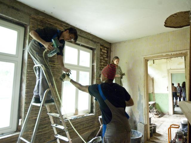 Eine Schilfrohrmatte wird mit dem Luftdrucktacker als Stabilisator angebracht. Eine Schilfrohrmatte wurde mit dem Luftdrucktacker als Stabilisator angebracht. | Foto: Hendrik Silbermann (ARTWORKs) Eine Schilfrohrmatte wird mit dem Luftdrucktacker als Stabilisator angebracht. Eine Schilfrohrmatte wurde mit dem Luftdrucktacker als Stabilisator angebracht. | Foto: Hendrik Silbermann (ARTWORKs)