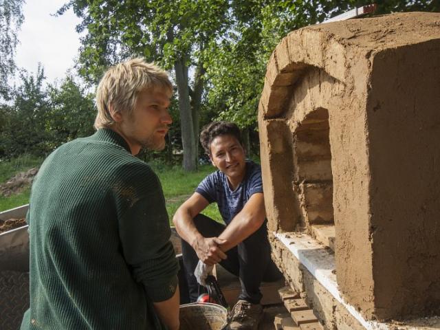 Bau des Lehmbackofens. | Foto: Hendrik Silbermann (ARTWORKs) Bau des Lehmbackofens. | Foto: Hendrik Silbermann (ARTWORKs)