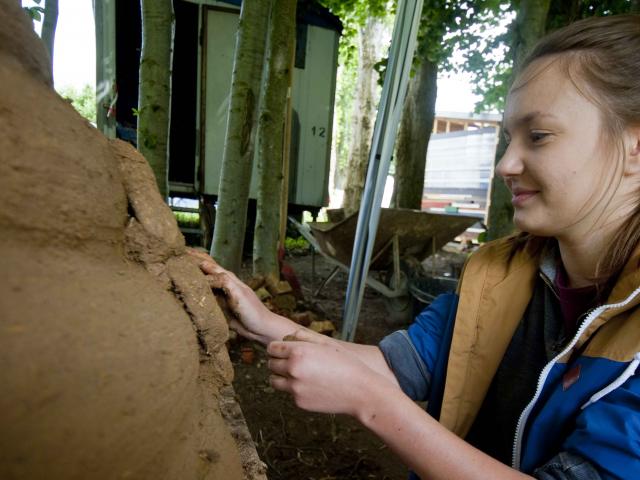 Verzieren des Lehmbackofens. | Foto: Hendrik Silbermann (ARTWORKs) Verzieren des Lehmbackofens. | Foto: Hendrik Silbermann (ARTWORKs)