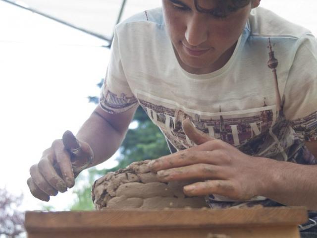 Experimente mit Lehm. | Foto: Hendrik Silbermann (ARTWORKs) Ein Jugendlicher formt ein kleines Bauwerk aus Lehm. | Foto: Hendrik Silbermann (ARTWORKs)