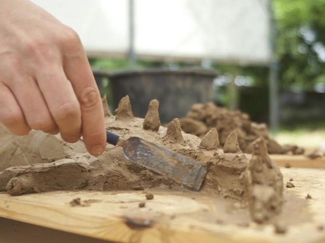 Bau von Lehmskulpturen. | Foto: Hendrik Silbermann (ARTWORKs) Ein Jugendlicher baut Lehmskulpturen. | Foto: Hendrik Silbermann (ARTWORKs)