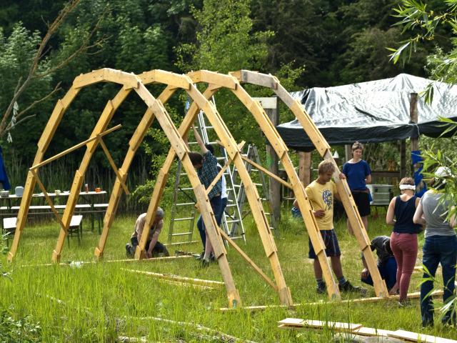 Der Bau der Brücke beginnt mit dem Zusammenbau der Rüstung, die bereits in Wangelin vorbereitet wurde. | Foto: Hendrik Silbermann (ARTWORKs) Der Bau der Brücke beginnt mit dem Zusammenbau der Rüstung. | Foto: Hendrik Silbermann (ARTWORKs)